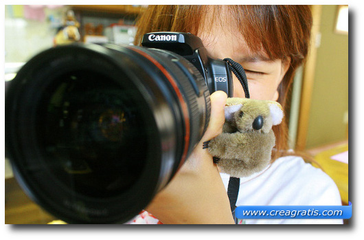 Immagine di una ragazza che scatta una foto con una Canon